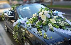 Wedding decorations on the car - flowers from paper and napkins