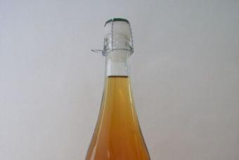Вино од аронија дома: едноставен и класичен рецепт од свежи и замрзнати бобинки, со додавање на цимет, каранфилче, кора од лимон, лисја од рибизла, јаболка, врз основа на сок од јаболко, совети за складирање